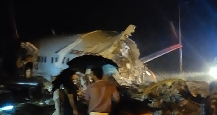 Al menos cinco muertes en accidente aéreo en la India; el avión se parte en dos
