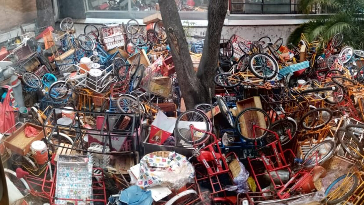 Autoridades de la CDMX confiscan 140 triciclos a comerciantes y funcionario presume que los destruirán