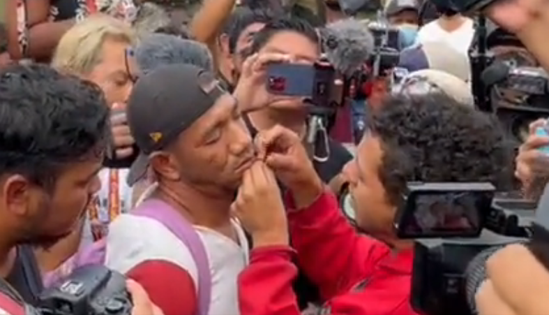 La desesperación orilla a migrantes a suturarse la boca en protesta por indiferencia del INM en Chiapas