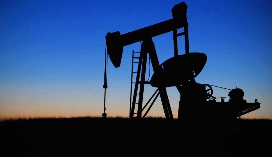 Petróleo aumenta: Brent 3.95 % y WTI 3.49%;AIE libera 240 millones de barriles de emergencia
