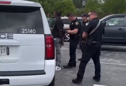 Un tiroteo en un centro comercial de Carolina del Sur deja un saldo de 10 heridos de bala; hay 3 arrestados