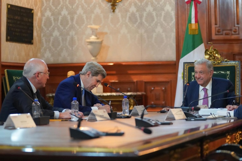 AMLO sostiene encuentro en materia energética con John Kerry, enviado presidencial de EU, y empresarios