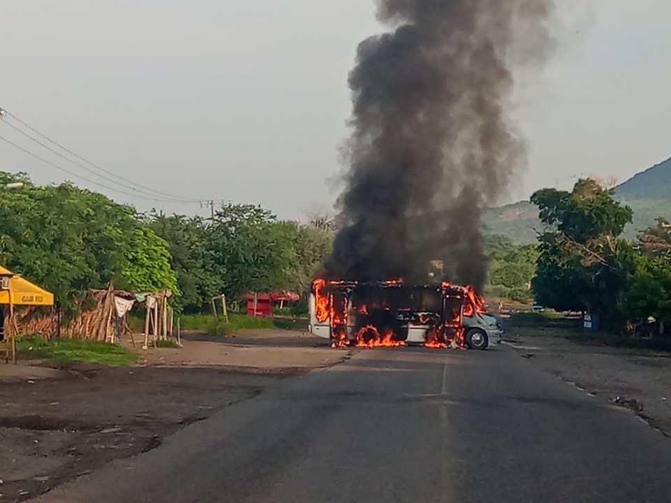 Violencia en Michoacán: bloqueos, quema de OXXOs y vehículos en Tierra Caliente