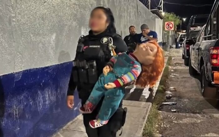 Un presunto asaltante y el muñeco «Chucky» son arrestados en Monclova, Coahuila