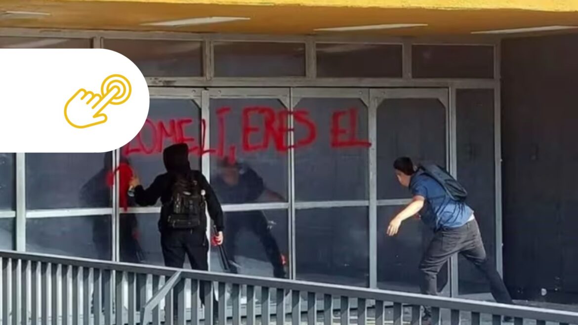 Encapuchados lanzan bombas molotov y vandalizan la rectoría de la UNAM
