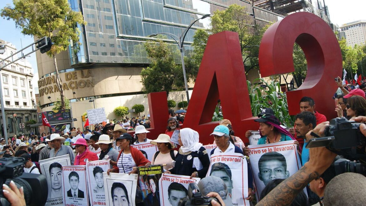 Jueza suspende la prisión preventiva a 8 militares implicados en el caso Ayotzinapa; CoVAJ acusa «sabadazo»