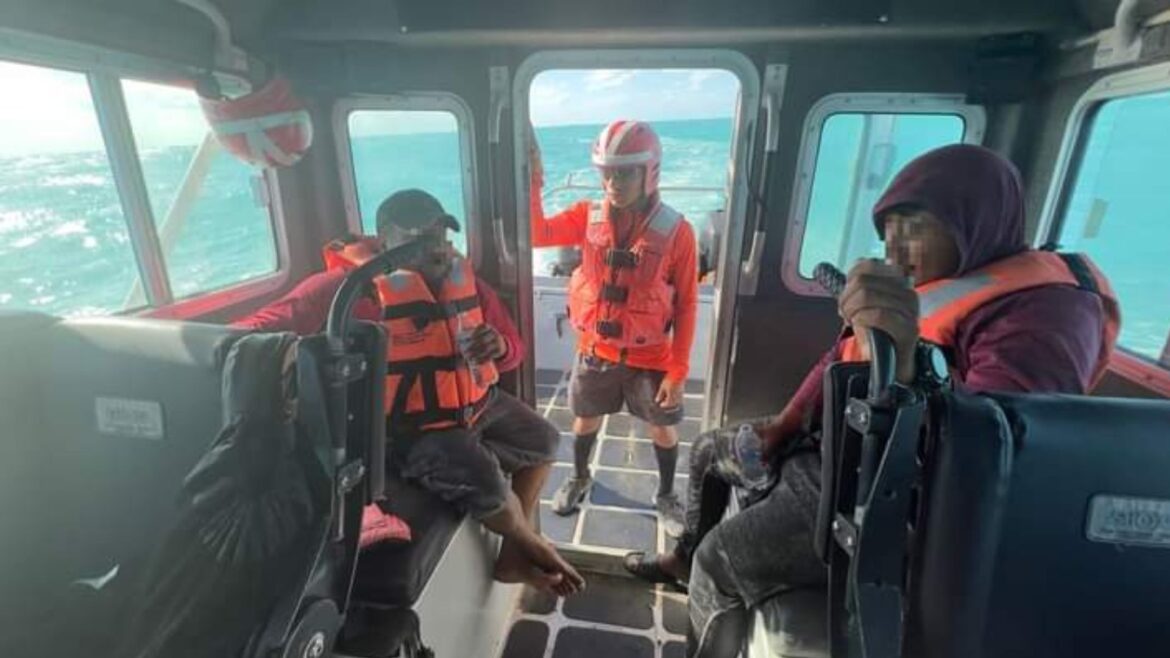 Dos pescadores de Quinta Roo sobreviven a 4 días de naufragio y son rescatados por la Semar