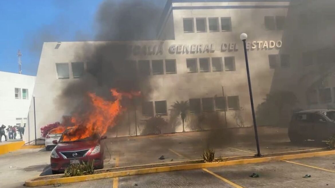 Normalistas queman vehículos y lanzan petardos frente a la Fiscalía de Guerrero