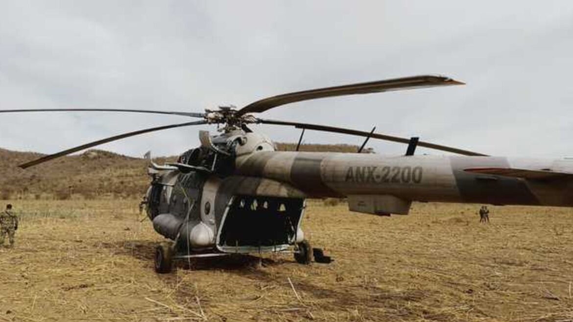 Helicóptero de la Semar aterriza de emergencia en Sinaloa tras enredarse con cables