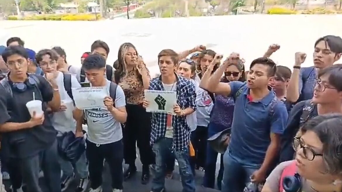 Estudiantes de la UNAM marchan para exigir el esclarecimiento de la muerte de un estudiante en ataque porril