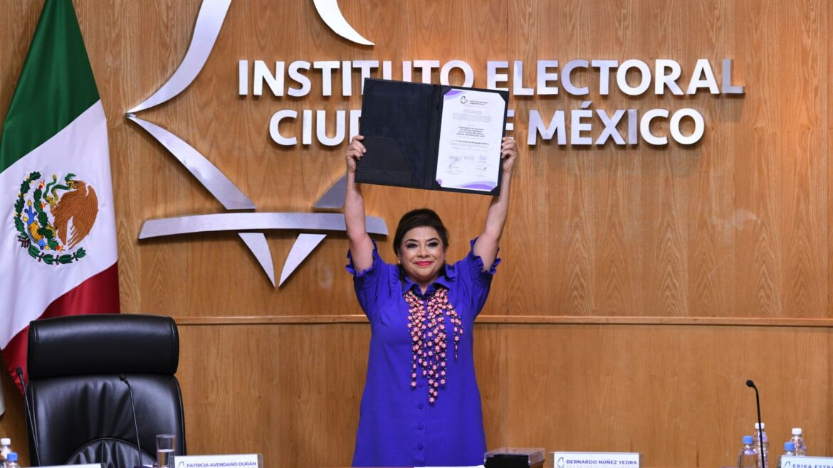 Clara Brugada, jefa de Gobierno electa de la CDMX, recibe del IECM la constancia de mayoría