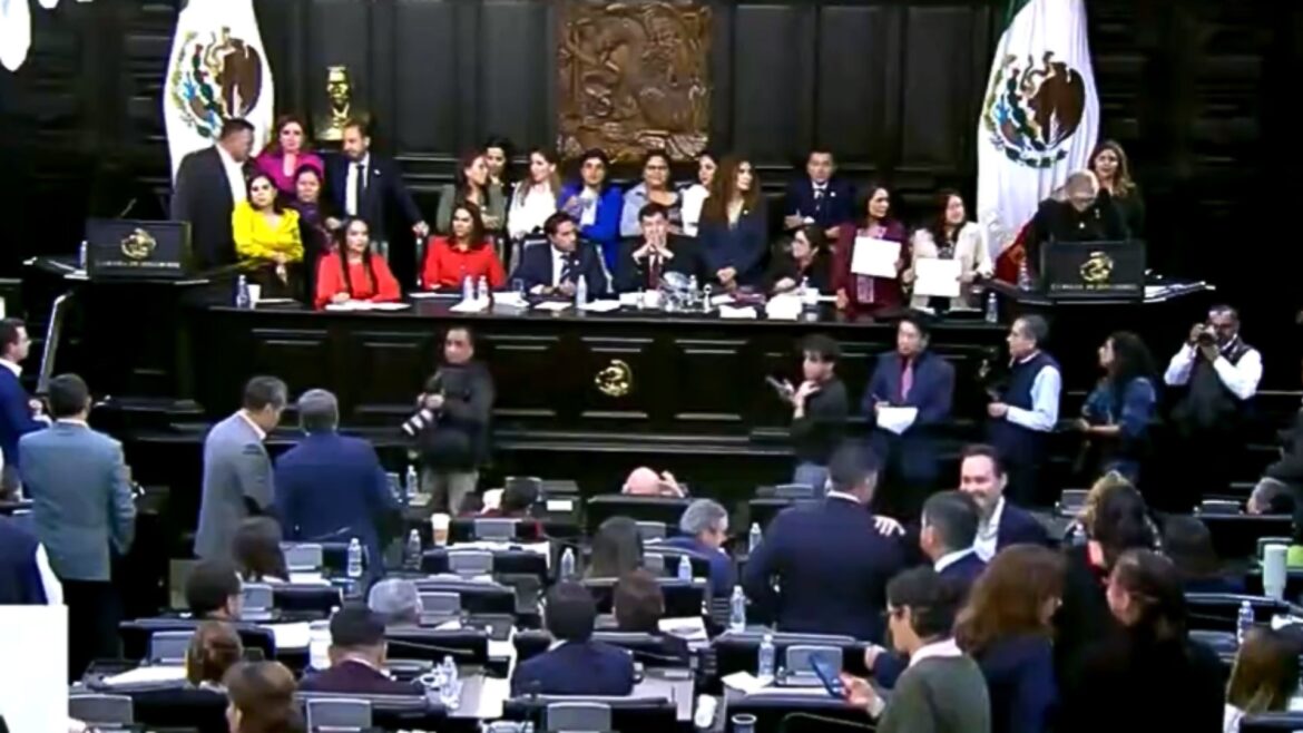 Senadores aprueban la Reforma Judicial en medio de protestas y con el voto del panista Miguel Ángel Yunes