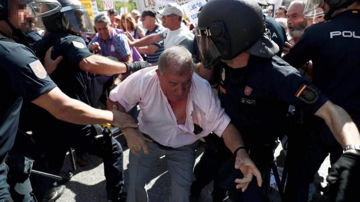 Milei reprime a jubilados durante la protesta contra el veto a la Reforma Jubilatoria