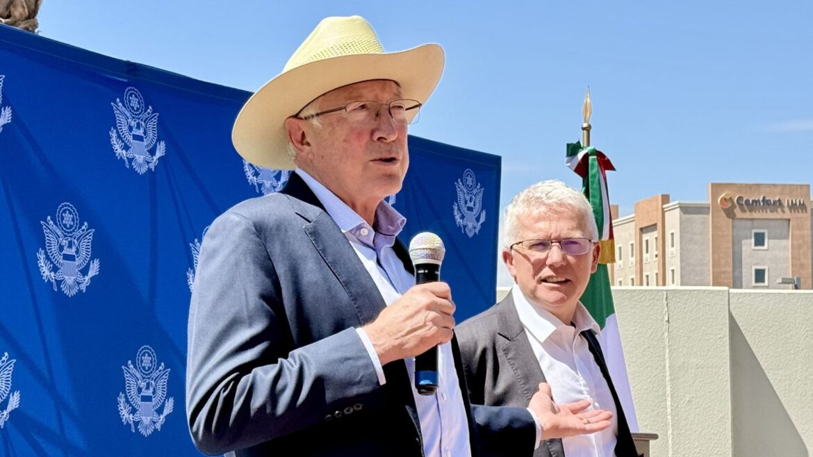 Ken Salazar niega que EU sea responsable de la ola de violencia en Sinaloa, como señaló AMLO