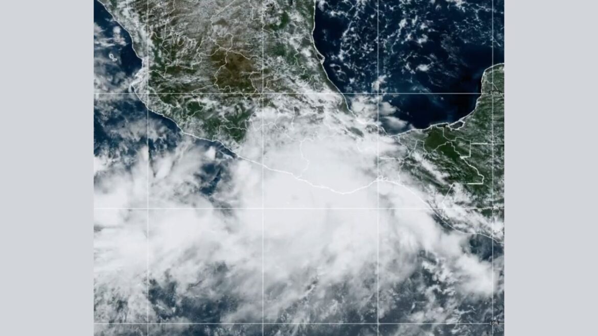 El huracán John toca tierra en Marquelia, Guerrero, con categoría 3