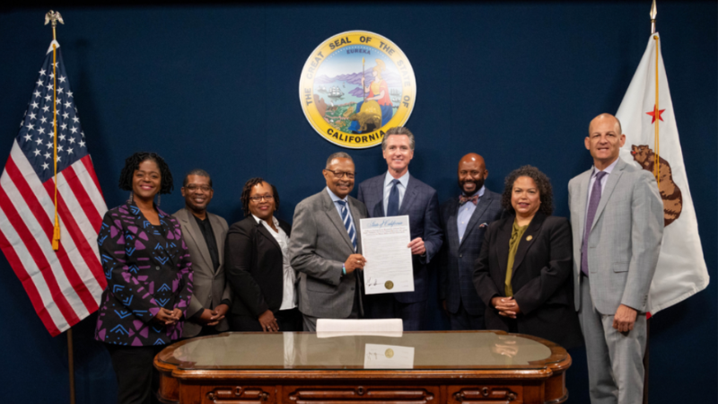 Gavin Newsom emite disculpa formal a afroamericanos y firma legislación histórica en California