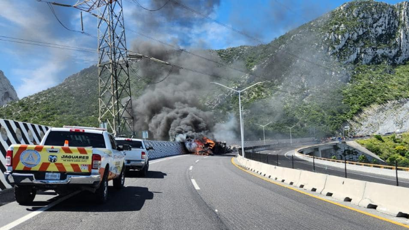 Accidente en la Autopista Monterrey-Saltillo deja cuatro muertos y dos heridos tras incendio de tráiler