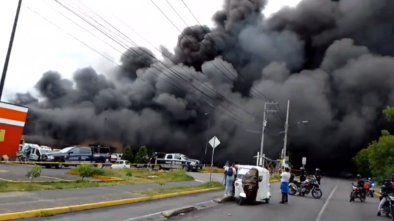 Walmart de Guadalajara se incendia con clientes dentro; solo un bombero resulta lesionado