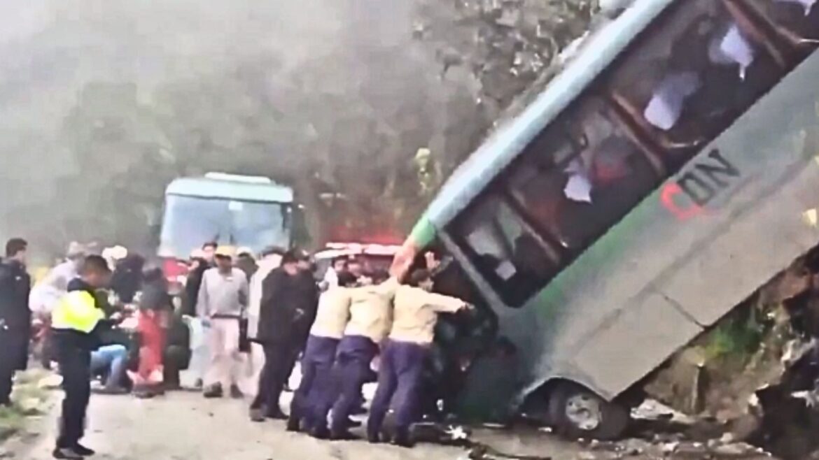 Cuatro turistas mexicanos resultan lesionados en accidente de autobús en Machu Picchu