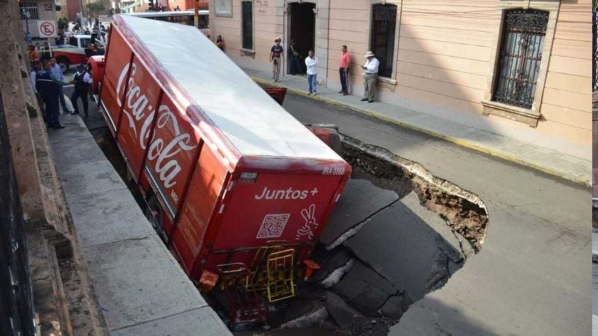 Socavón se traga a un camión de Coca Cola y una camioneta con 3 niños en Irapuato, Guanajuato