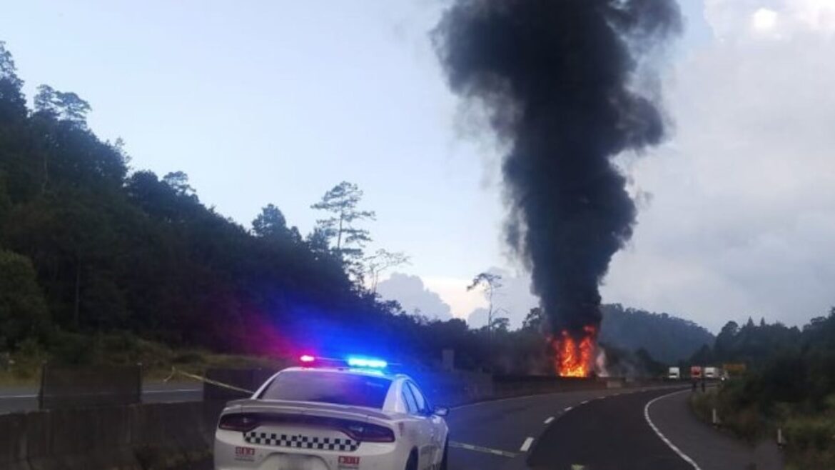 Segundo incendio de vehículo en Veracruz provoca cierre total de carretera durante el fin de semana