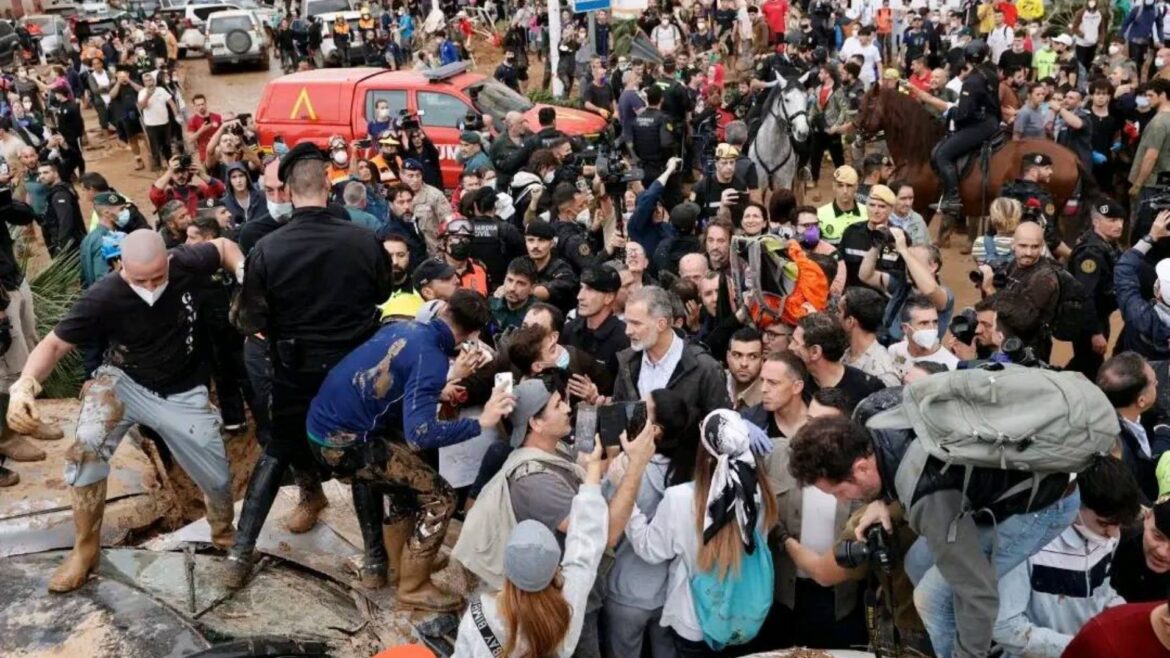 Afectados por la DANA lanzan barro y confrontan a los reyes de España en su visita a Paiporta