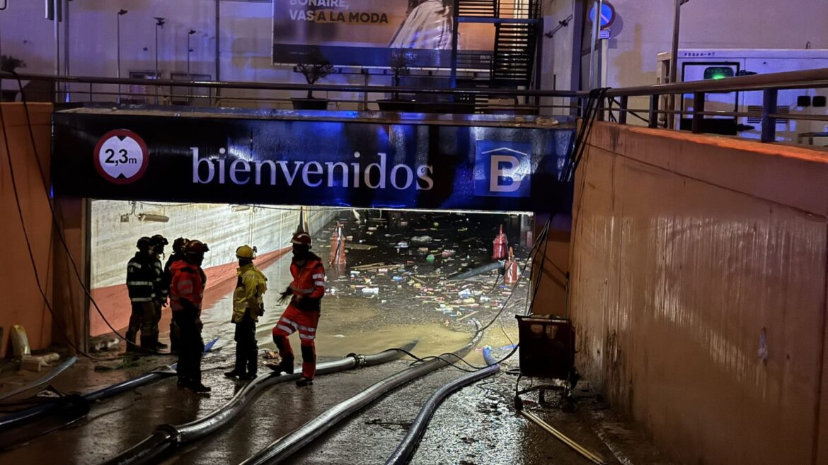 Equipos de rescate buscan posibles víctimas en el estacionamiento del centro comercial Bonaire