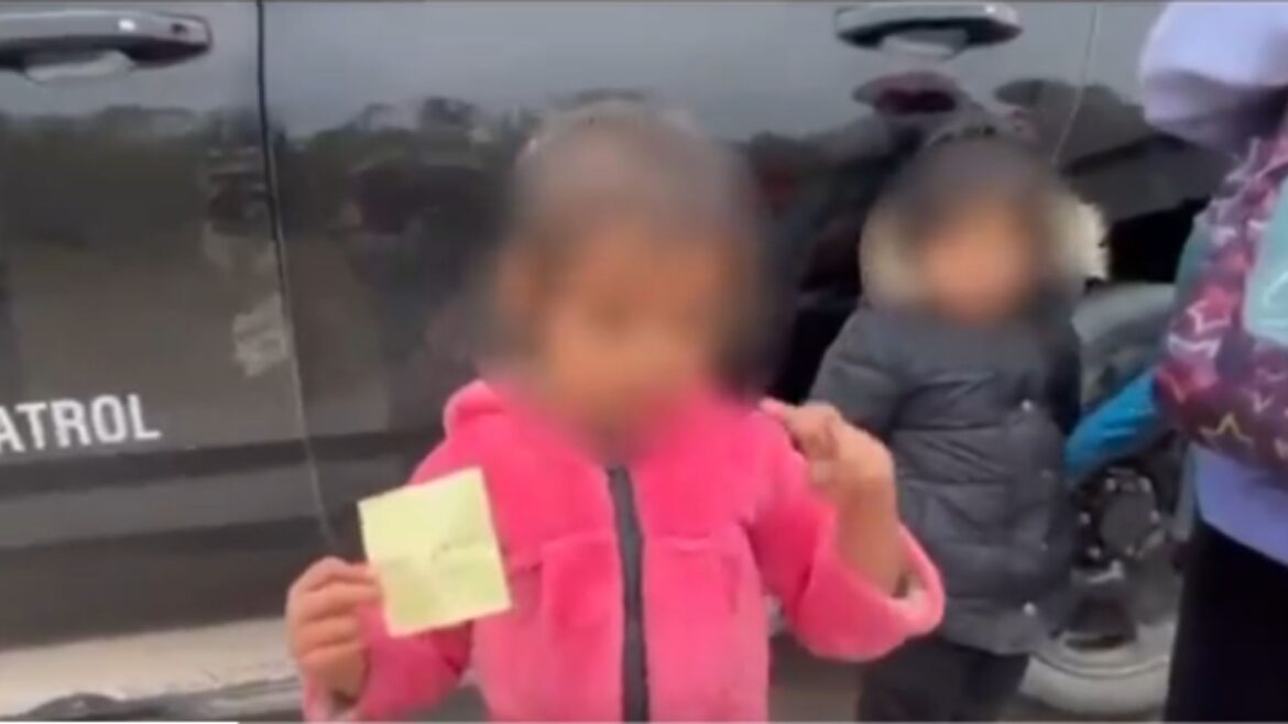 Niña de 2 años viajaba sola entre más de 60 menores migrantes en la frontera de Texas