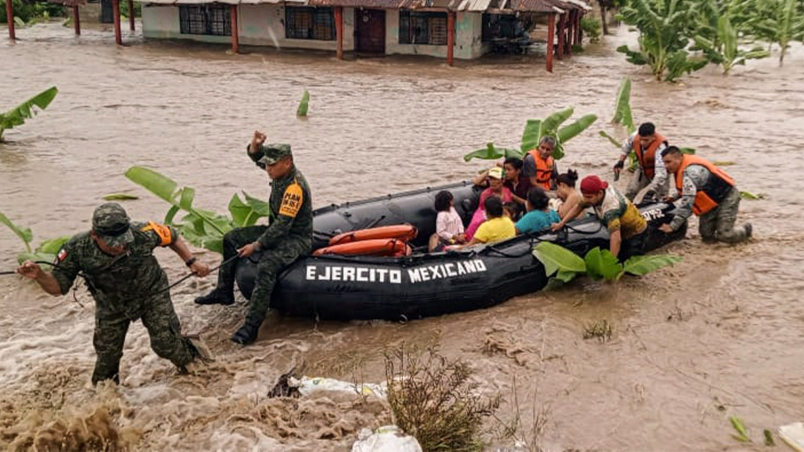 El Ejército evacúa a1,680 personas en Veracruz tras el paso de la tormenta Nadine; 13 municipios afectados