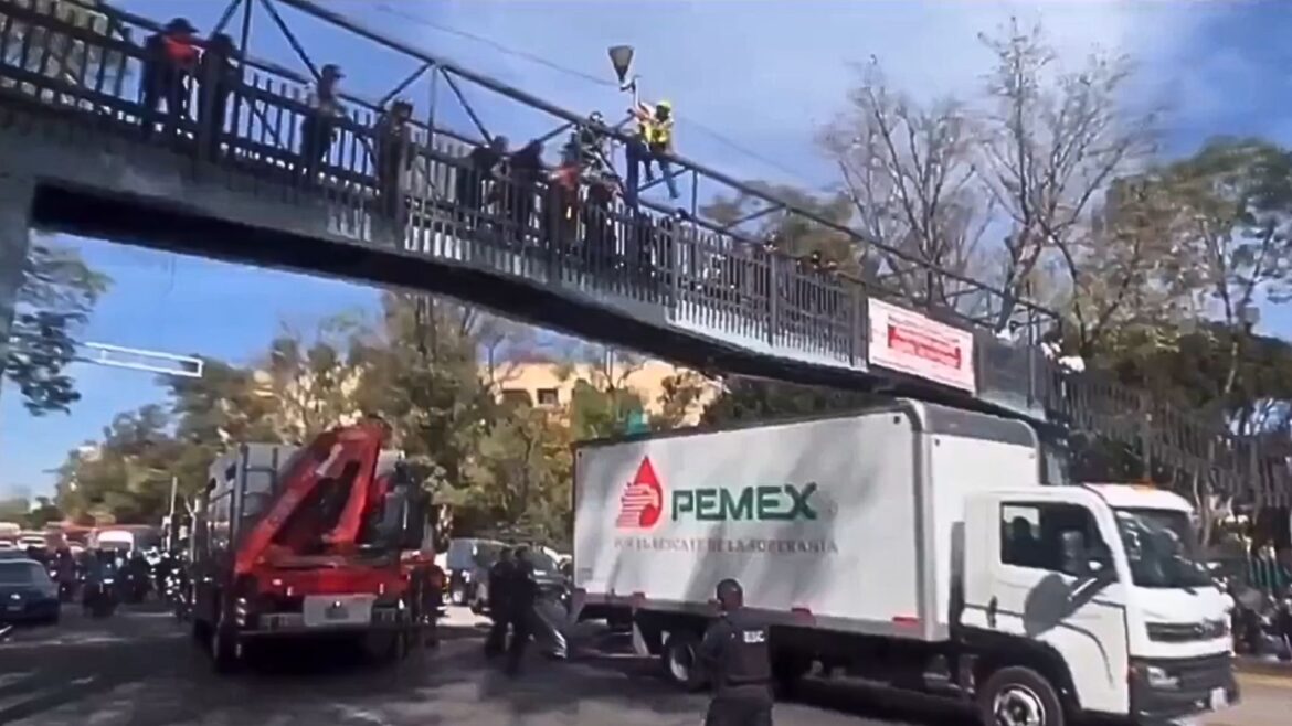 Hombre sobrevive tras lanzarse de un puente peatonal en la colonia Roma Sur y caer sobre un camión de Pemex