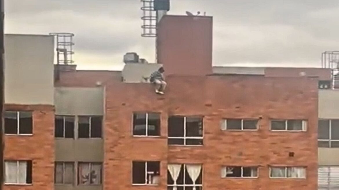 Hombre pierde la vida tras lanzarse desde un edificio en Bogotá; vecinos intentaron detenerlo