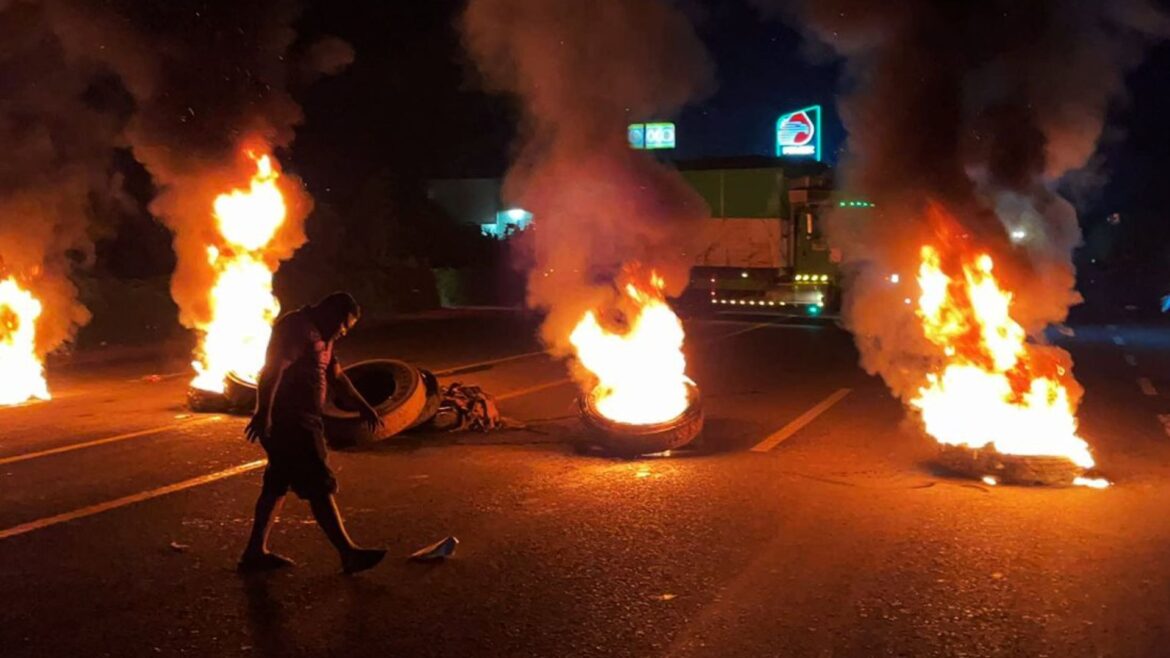 Indignación en Jáltipan: Protestas con bloqueos e incendios tras la muerte de adolescente atropellado