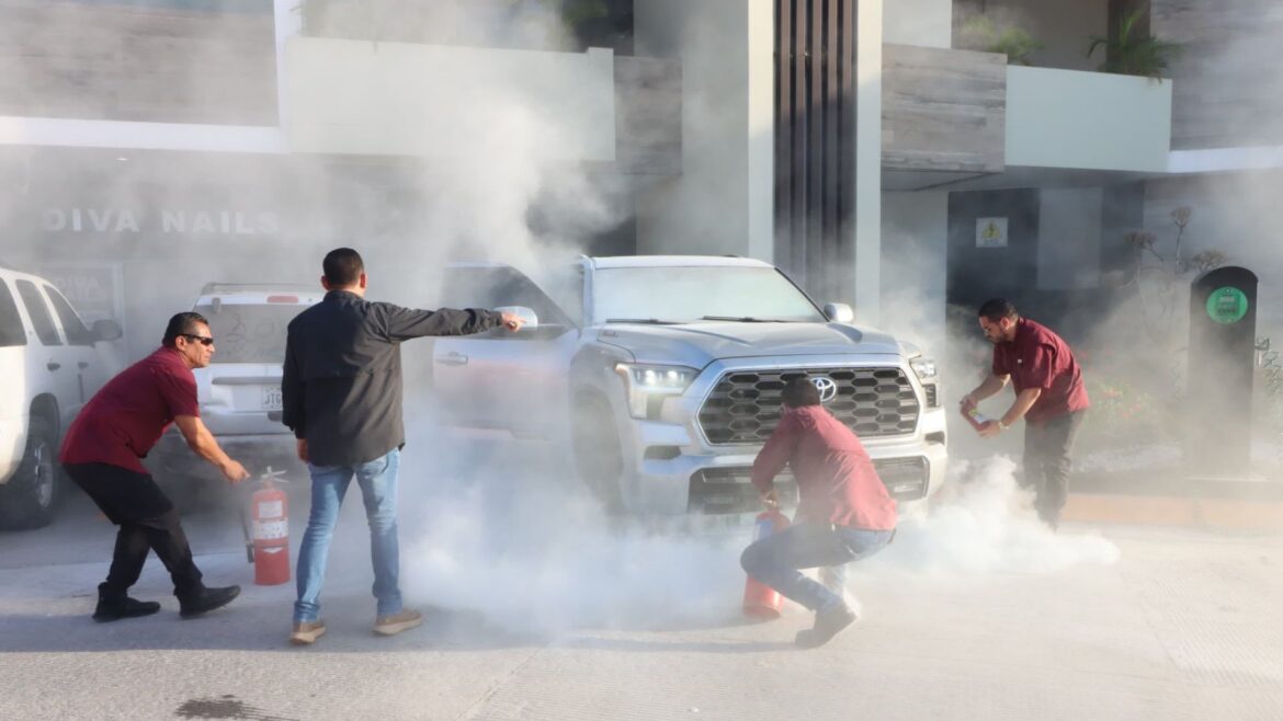 Fernández Noroña sufre incendio en su camioneta durante viaje en Tamaulipas