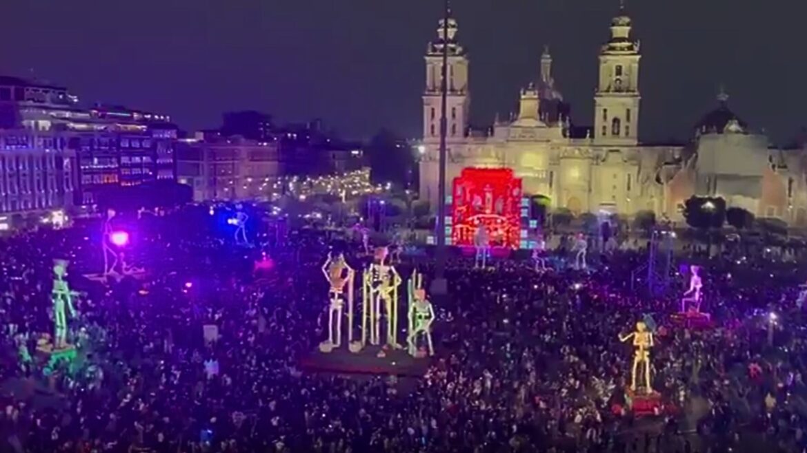 El Zócalo luce repleto por festejos del Día de Muertos