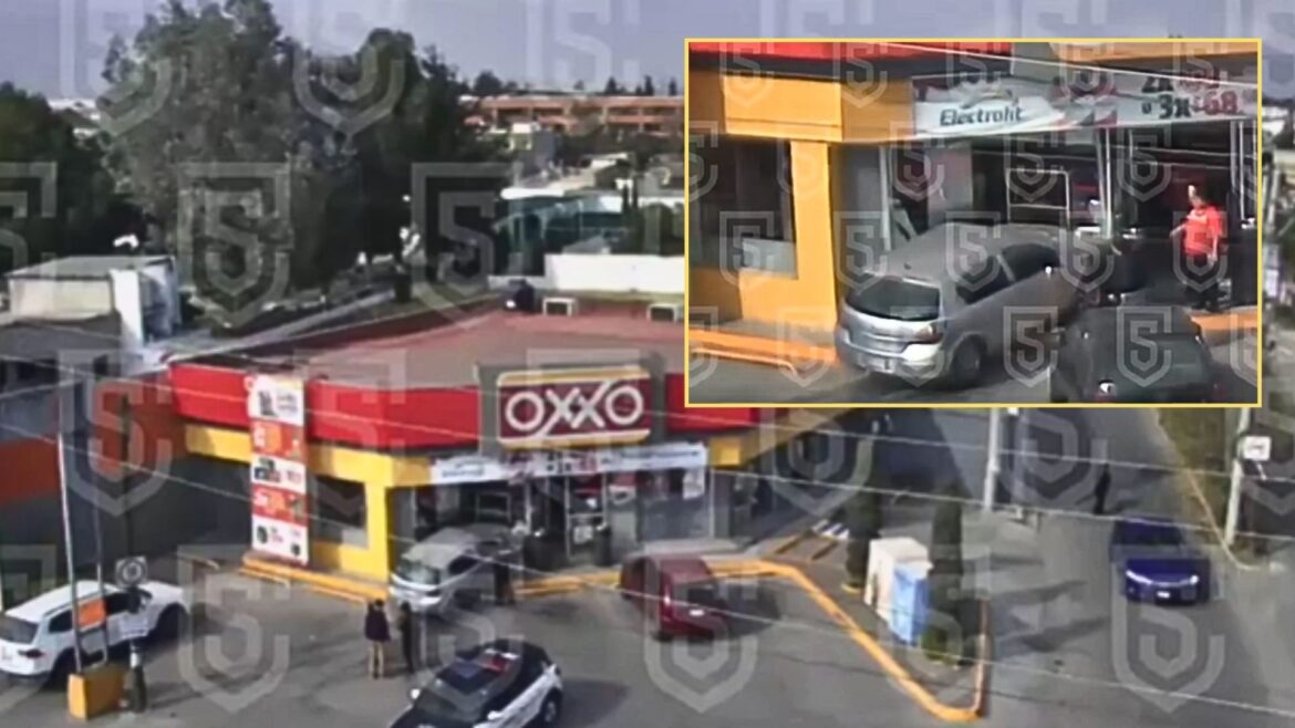 Vehículo pierde el control y se estrella contra tienda OXXO en Metepec