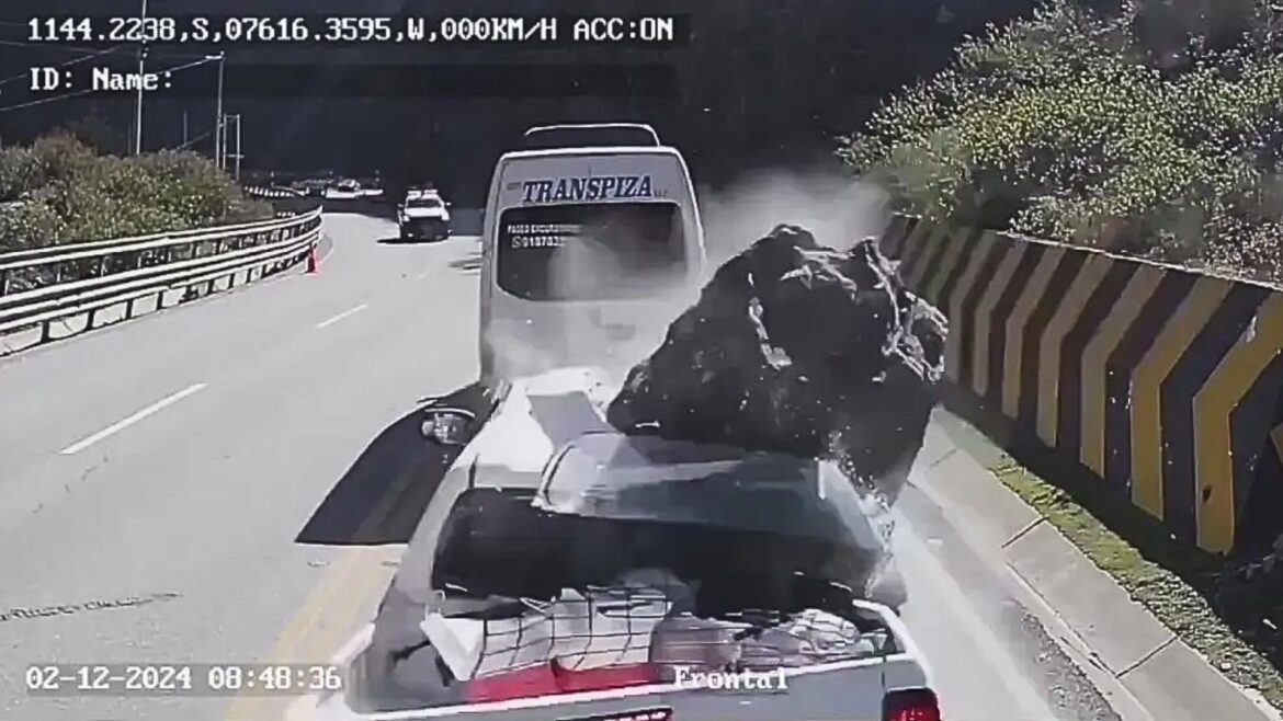 Roca gigante cae sobre camioneta en Carretera Central de Perú; 3 fallecidos