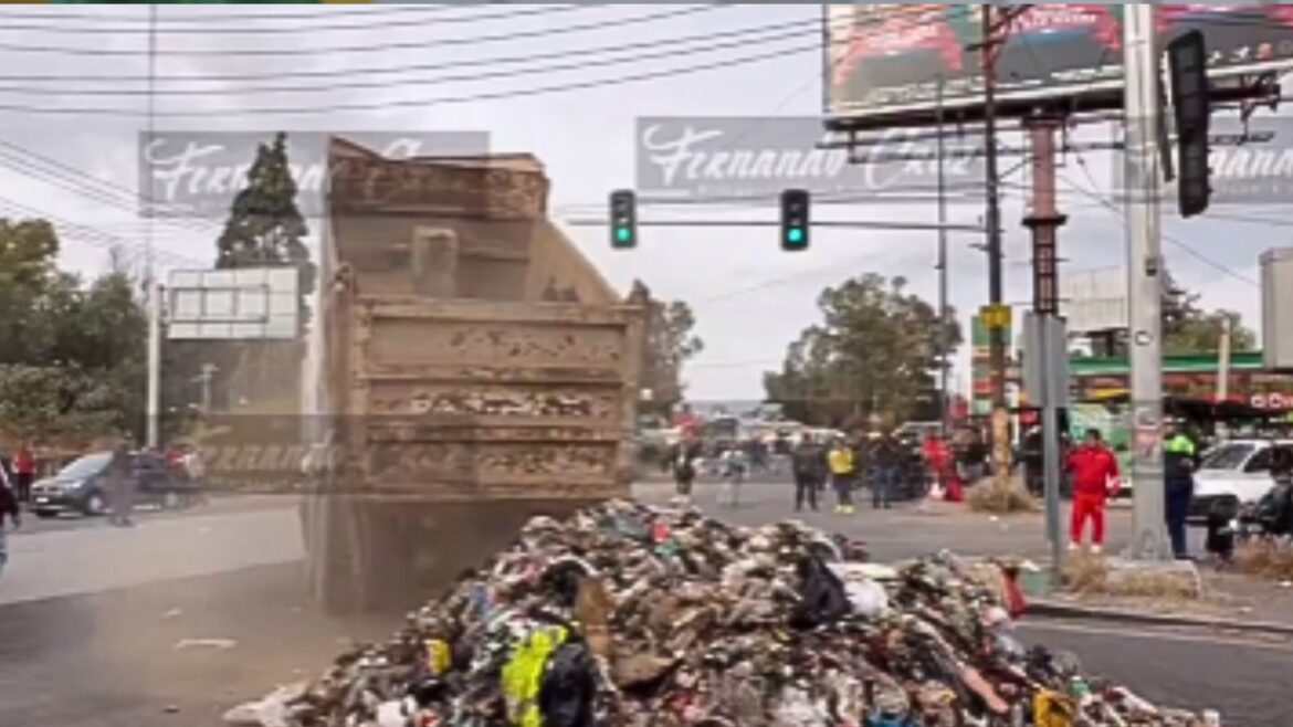 Trabajadores del SUTEYM descargan camiones de basura tras 30 horas de protesta en Ecatepec