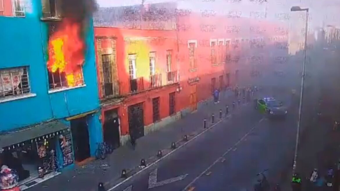 Incendio en vivienda del Centro Histórico moviliza a servicios de emergencia en CDMX