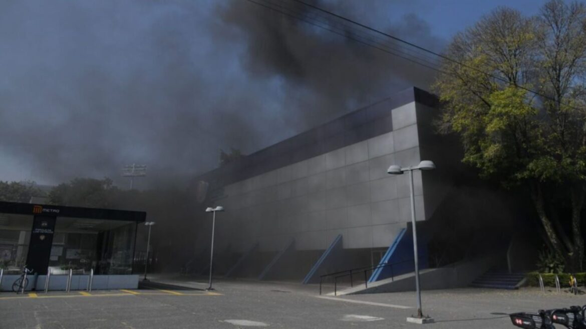 Incendio en Centro Deportivo de la alcladía Benito Juárez deja 4 fallecidos