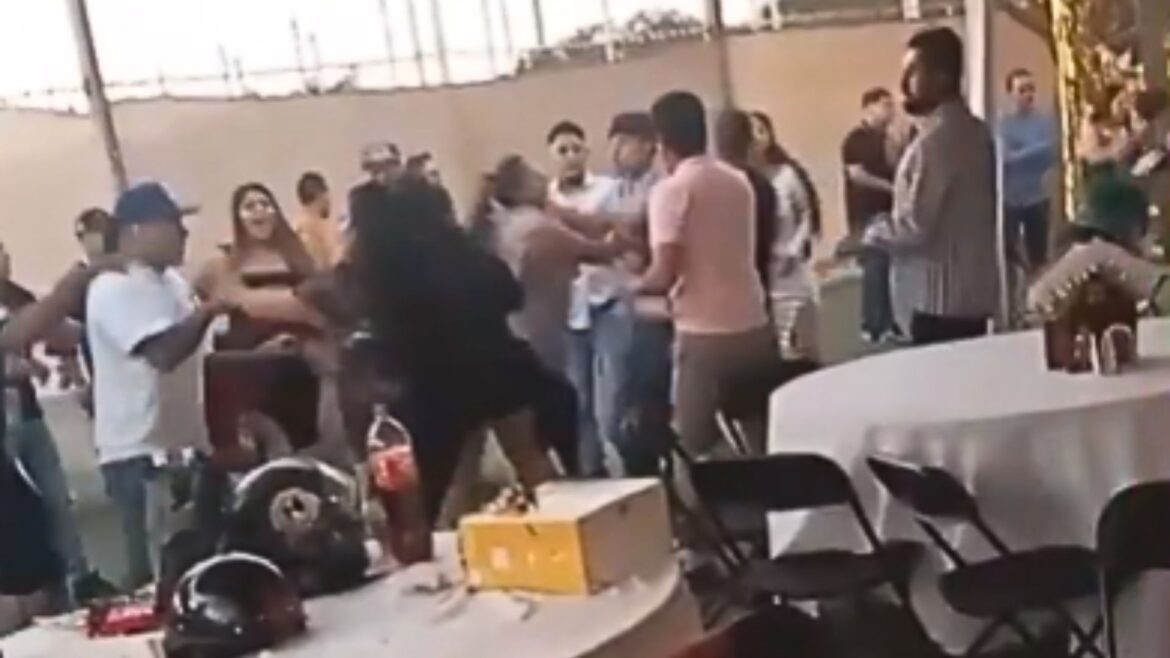 Riña entre trabajadores arruina posada navideña en León: el video se hace viral