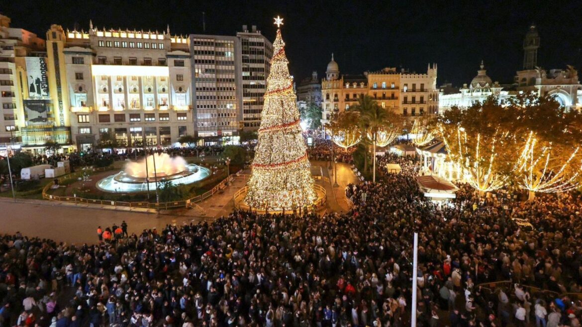 Valencia enciende su árbol de Navidad en homenaje a las víctimas de la DANA