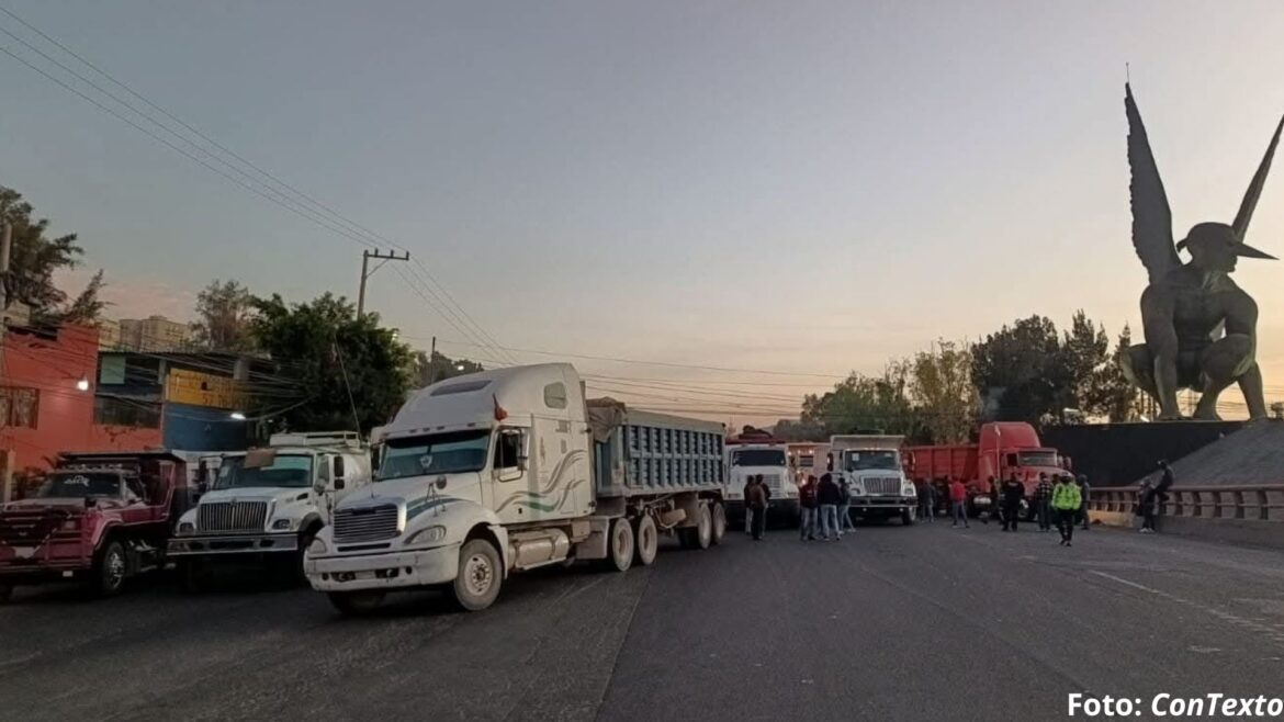 Transportistas bloquean autopistas México-Querétaro y México-Pachuca por adeudos del Tren Maya