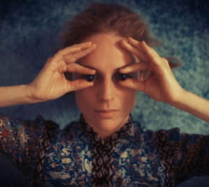 Agnes Obel, capturada en un momento íntimo, donde su talento y pasión por la música se entrelazan para crear atmósferas únicas. Foto: Instagram/agnesobel