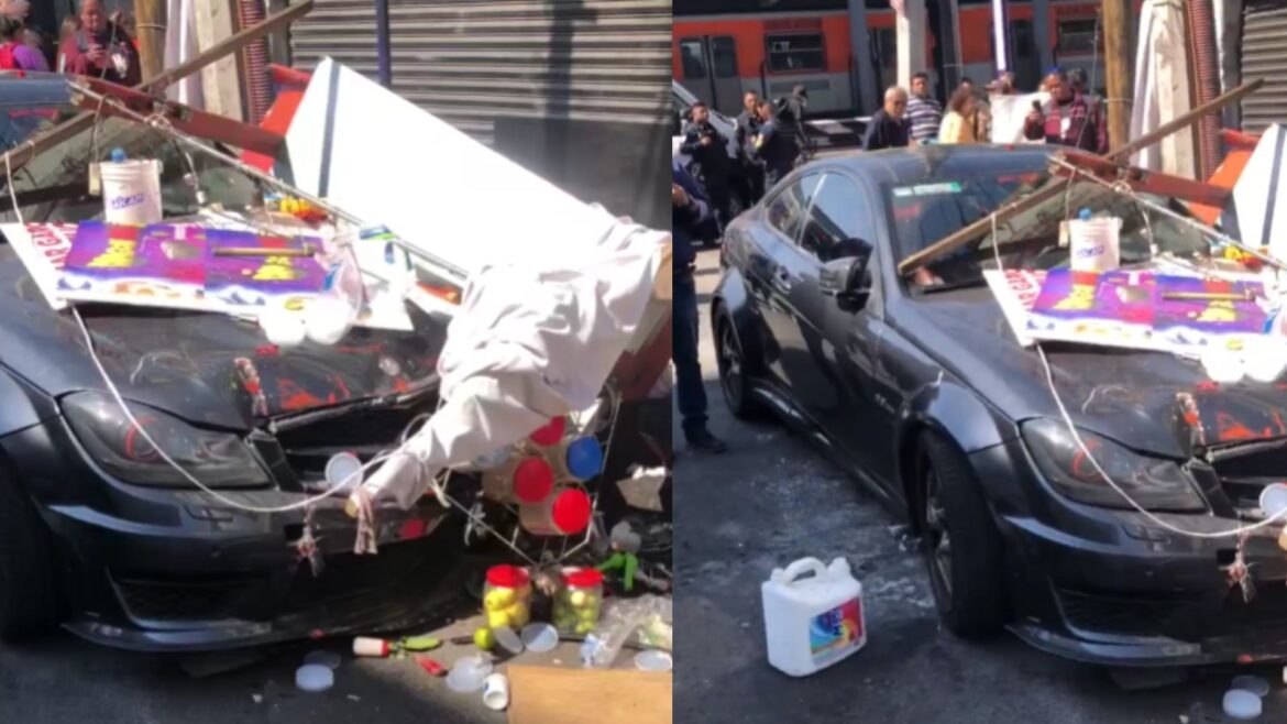 Auto de lujo pierde el control y choca contra dos puestos semifijos en la alcaldía Cuauhtémoc, en la CDMX