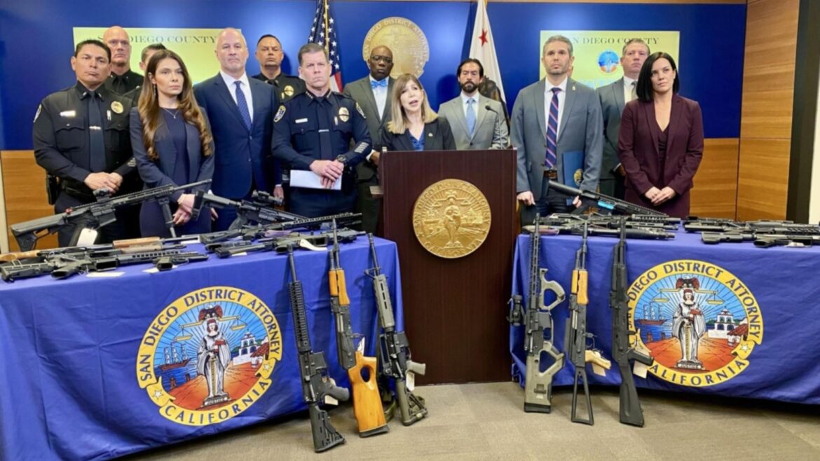 Autoridades de EU desmantelan red de la Mafia Mexicana en San Diego con 39 arrestos y decomiso de armas y drogas