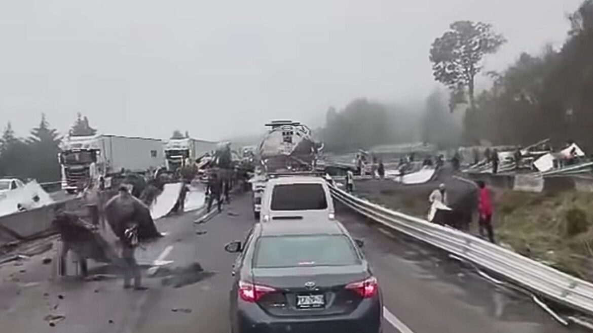 Volcadura de tráiler en la autopista Xalapa–Perote deja dos muertos y desata actos de rapiña