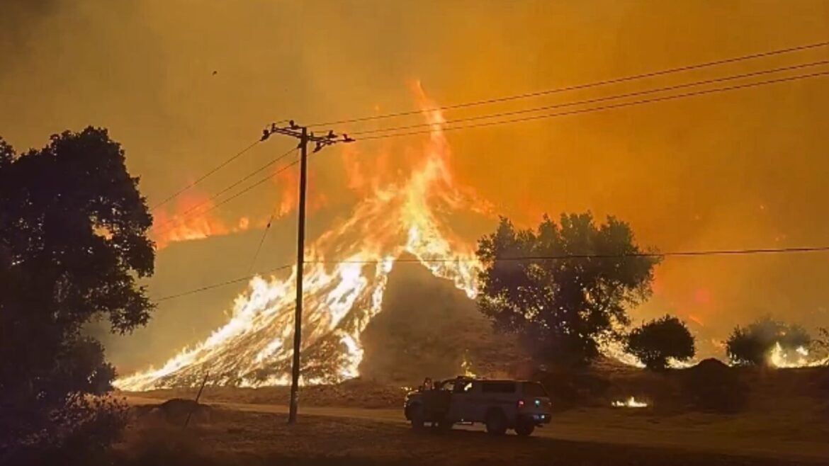 Incendio Hughes arrasa con miles de hectáreas y obliga a evacuaciones masivas en el norte de Los Ángeles