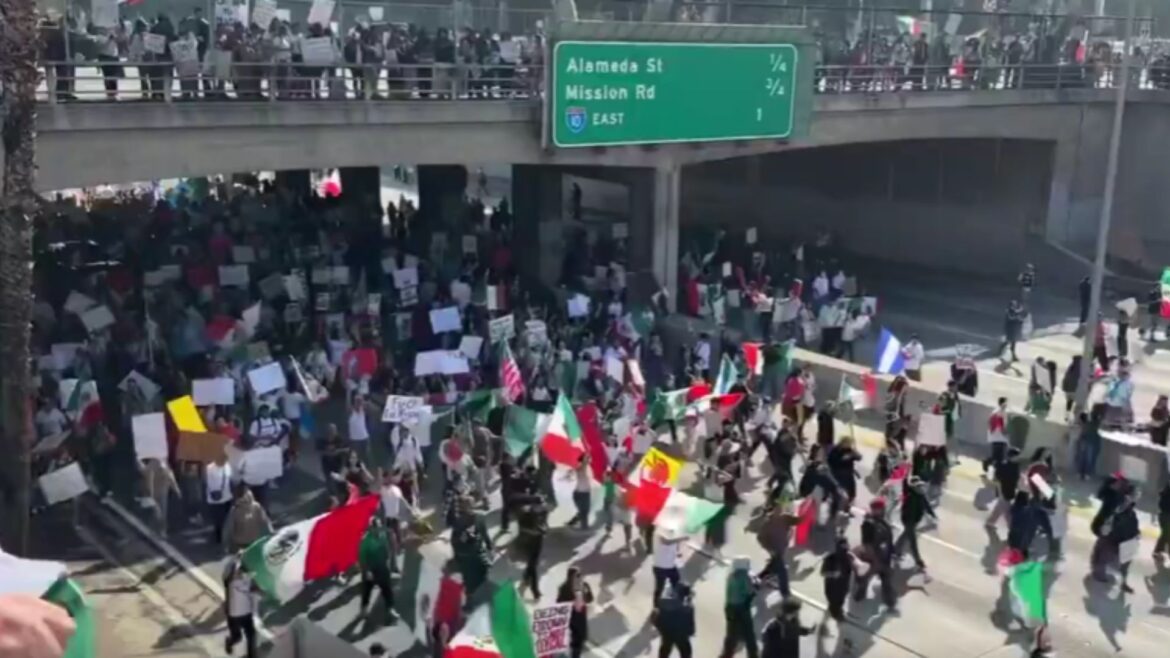 Miles protestan en EU contra deportaciones y redadas migratorias de Trump