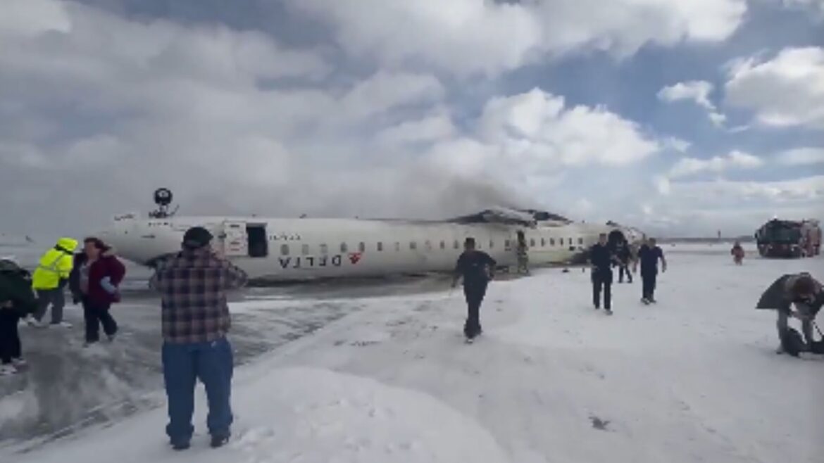 Avión de Delta se estrella al aterrizar en Toronto: 15 heridos, tres en estado crítico