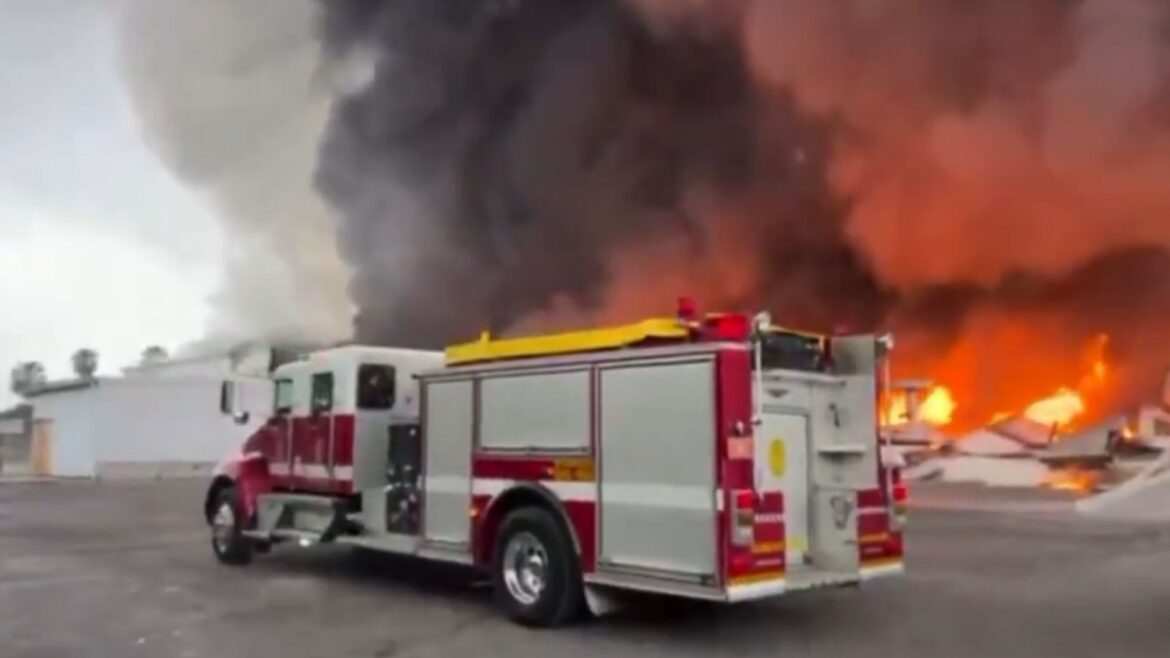 Incendio de gran magnitud en fábrica de plásticos en Apodaca moviliza a cuerpos de emergencia